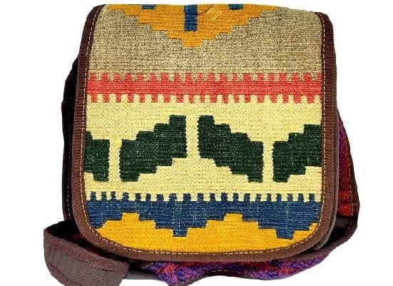 تصویر 2 از کیف گلیمی دوشی با فرم متعادل و تناسب مناسب برای حرکت روزانه